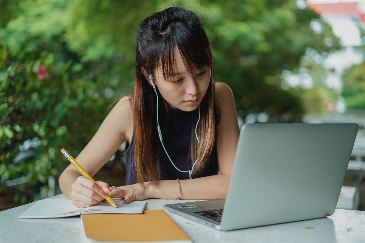 Estudiante preparándose para exámenes internacionales