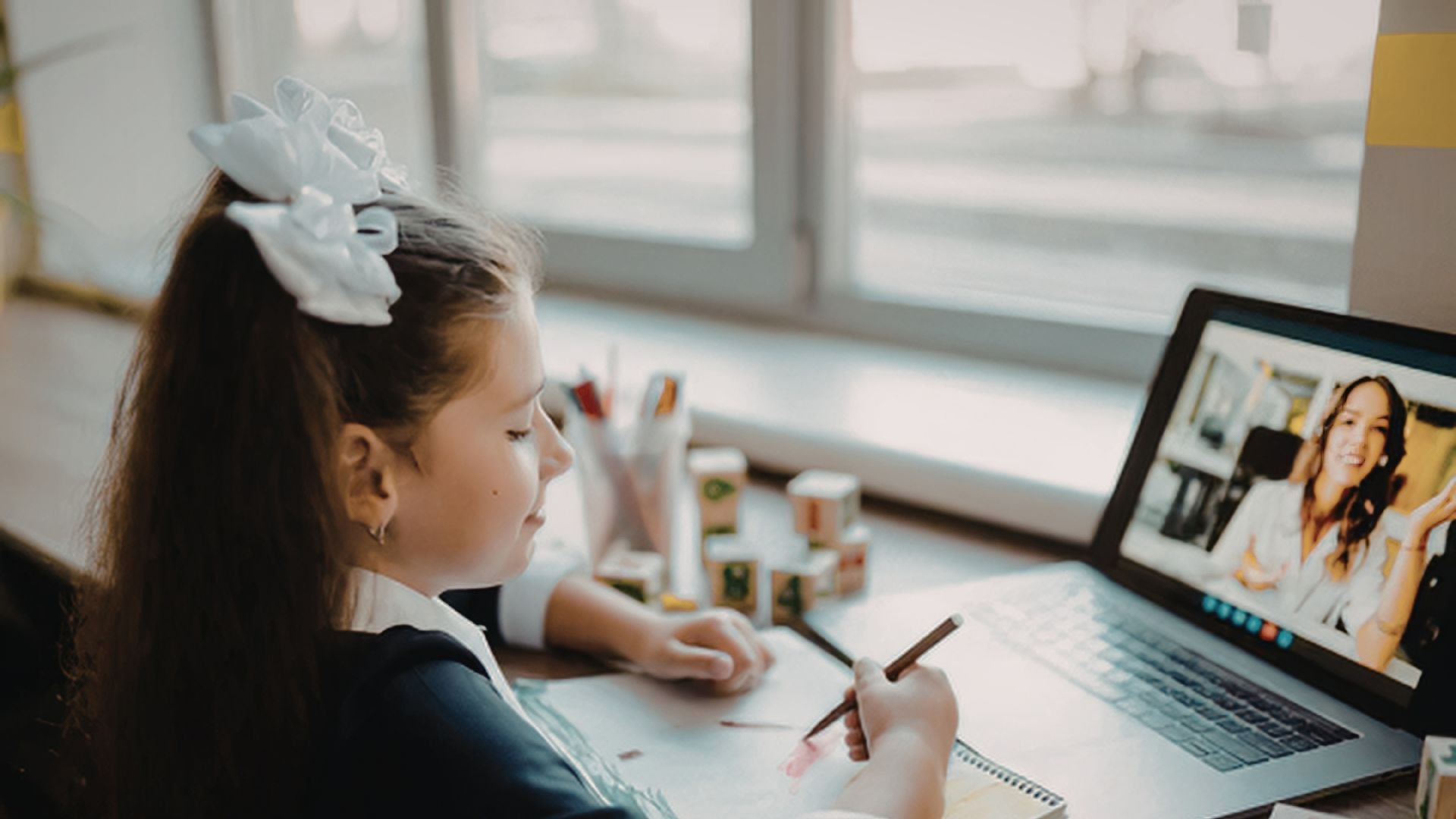 Niña tomando una clase virtual